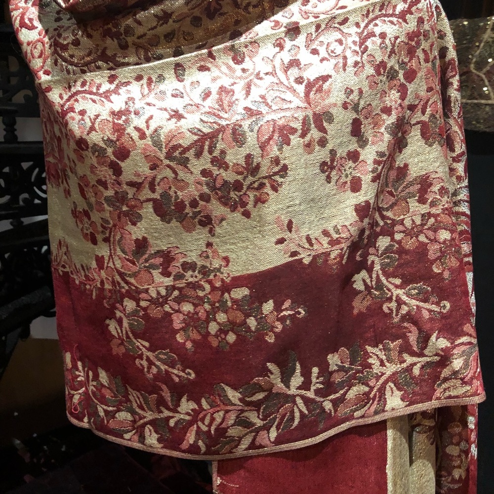 Vintage styled paisley metallic pashmina shawl